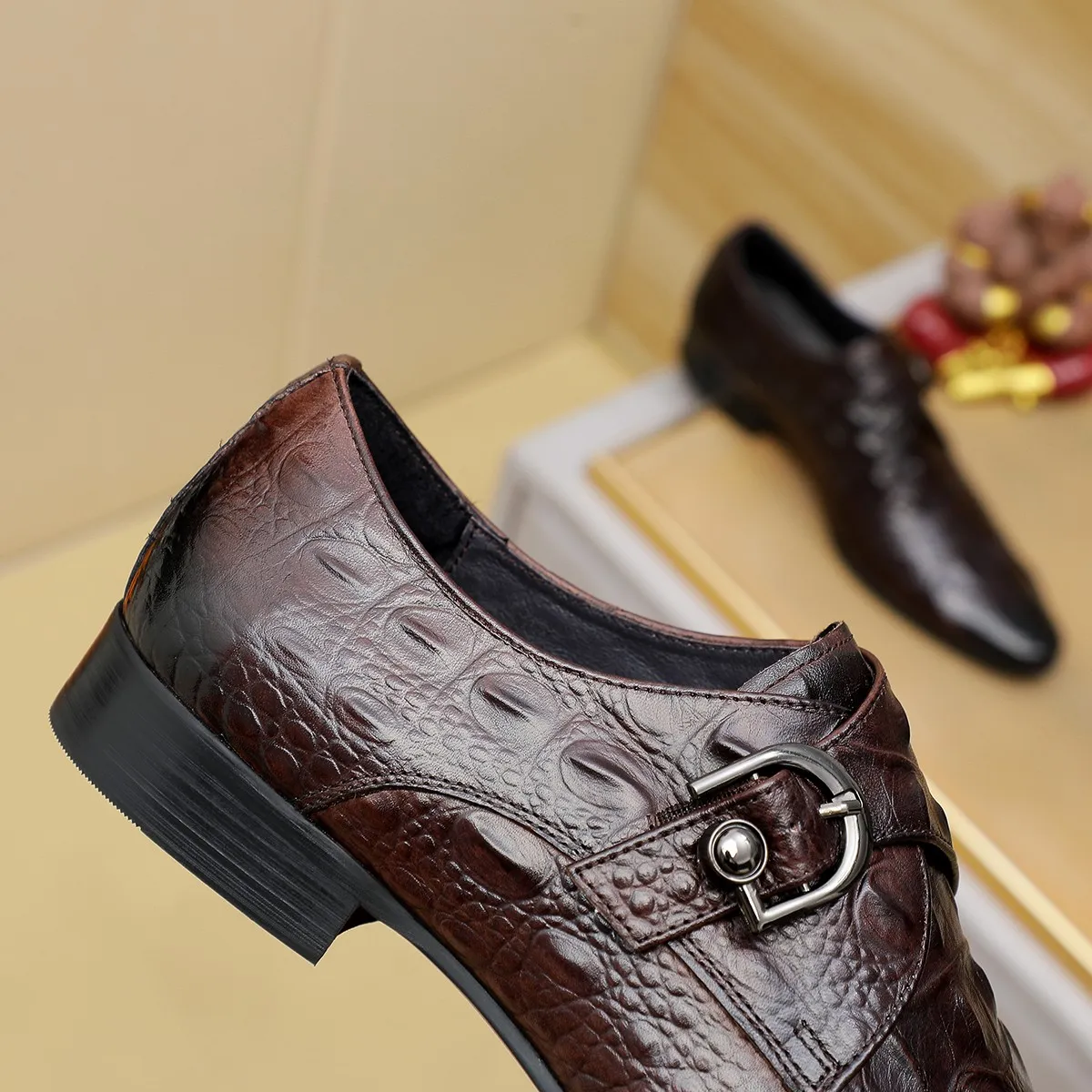 Men's shoes 💰560 💰 Louis Vuitton LV ® Autumn and Winter 🆕 models 🔛Full shoe counter First layer cowhide, 🐂Leather lined casual shoes for men, super soft outsole, a must-have for driving. Counter synchronization Original first layer cowhide Completely 1:1 mold customization 🌹Top version, 2 colors available! Number: 38-45 (37.46. Customized)